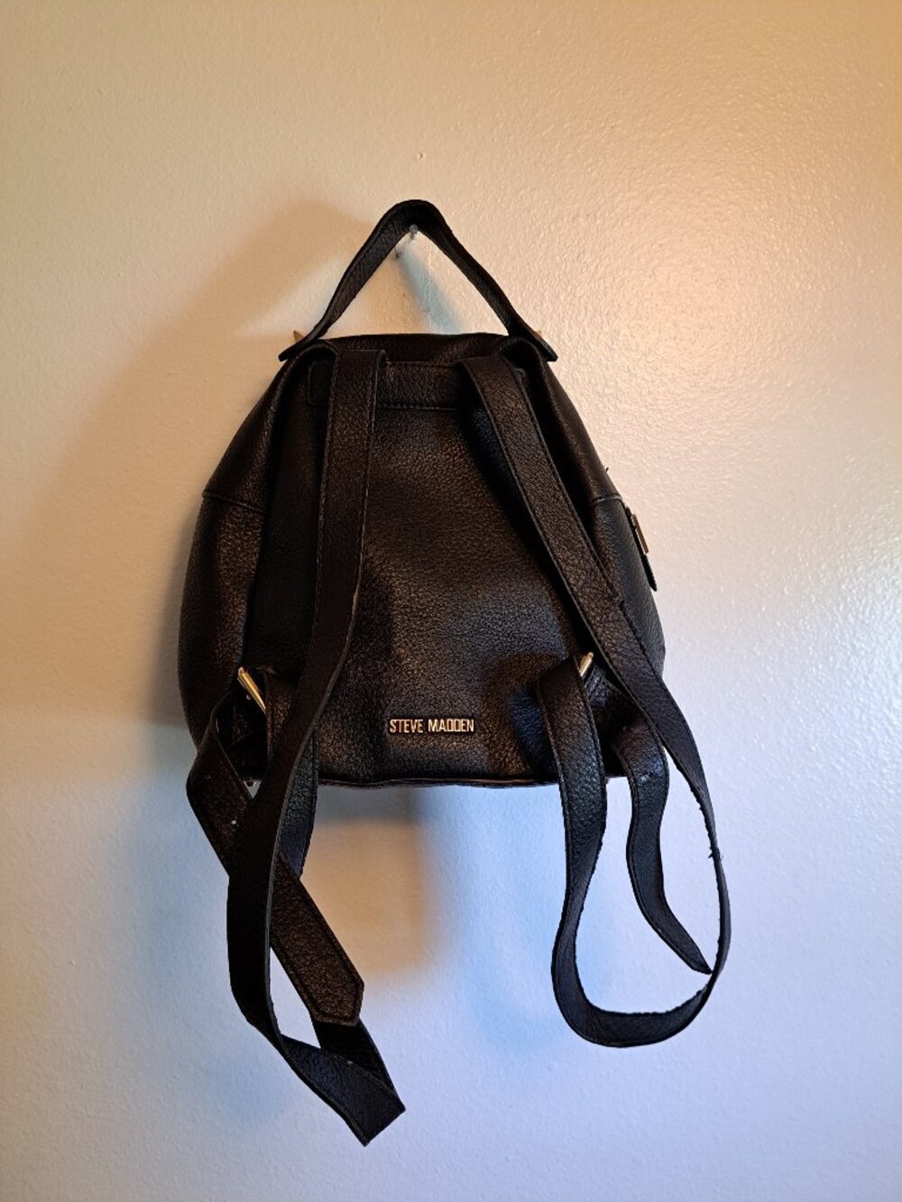 Black Steve Madden embroidered floral backpack with gold hardware. - Picture 3 of 13